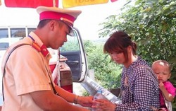 Cô gái tâm thần bịa chuyện thương tâm lừa công an