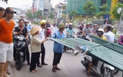 Xích lô chở tôn cứa ngang cổ bé đi xe đạp