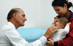 Giáo sư người Mỹ phẫu thuật miễn phí cho 16 trẻ em bị bệnh hiểm nghèo tại Việt Nam 
