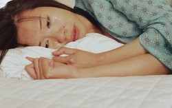 Chồng mắng xối xả khi vợ hỏi tiền để về thăm mẹ đẻ ốm