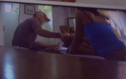 Choáng với cảnh mẹ bán con gái cho kẻ ấu dâm