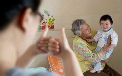 Mẹ lo toát mồ hôi vì phải xuất ngoại trông cháu, chăm con