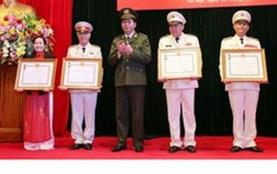 Truy tặng Anh hùng vũ trang cho 1 nữ chiến sĩ