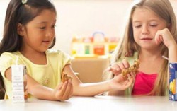 Nhìn con chia sẻ đồ chơi, mẹ lo con lớn lên chịu thiệt