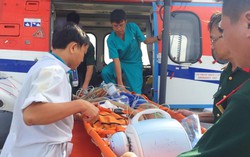 Dùng trực thăng đưa 2 bệnh nhân từ Trường Sa vào đất liền cấp cứu