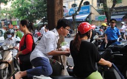 Bố quạt cho con trước giờ thi vào lớp 10