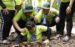 Thí sinh Bước nhảy ngàn cân khổ sở vì không chui lọt địa đạo Củ Chi