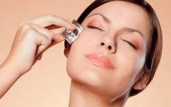 Tác dụng làm đẹp từ đá lạnh ít chị em biết đến