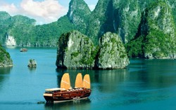 Từ 1/4 Vịnh Hạ Long tăng phí thăm quan, dừng dịch vụ chèo thuyền kayak