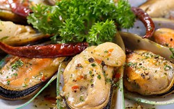 Đến Bãi Đông nhất định phải ăn vẹm sốt bơ tỏi