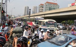 Xe 'rùa bò' vì Sở GTVT phớt lờ chỉ đạo của UBND Hà Nội