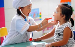 Hai bé 4 tuổi bị sốc thuốc do chơi trò đóng giả bác sỹ-bệnh nhân