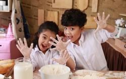 Cặp mẫu nhí Song Bảo "cùng vào bếp" đốn tim khán giả