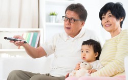 Tưởng đón bố mẹ lên phố để được nhờ, ai ngờ bố suốt ngày TV, mẹ chỉ lo chải chuốt