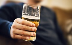 Uống dầu ăn ngăn được say rượu bia?