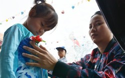 Mẹ và con cùng đi lễ Vu Lan