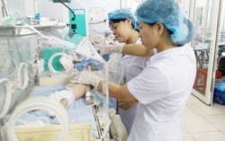 Đẻ tại nhà, bé 3 ngày tuổi bị uốn ván sơ sinh