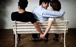 Vợ ngoại tình bật khóc trước sự ân cần của chồng