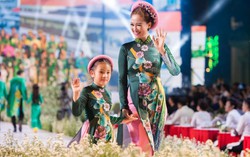 Các nghệ sỹ mặc áo dài 'náo loạn' phố đi bộ Nguyễn Huệ