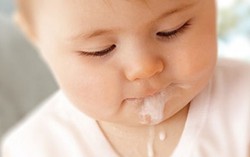 Những biểu hiện nôn nguy hiểm cha mẹ cần biết ở trẻ dưới 2 tuổi