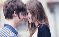 Đừng làm um lên khi bắt gặp con hôn bạn