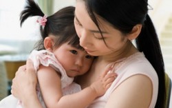 Đừng vội 'đẩy' trẻ nhút nhát ra ngoài