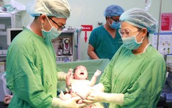 Cứu bé trai có dây rốn xoắn nhiều vòng ngay giây phút giao thừa