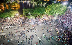 Cấm xe biển xanh vào phố đi bộ hồ Gươm