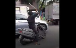 Kinh hãi cảnh thanh niên cầm dao chém hàng loạt ôtô trên đường