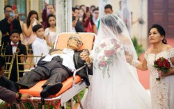 Nghẹn ngào hình ảnh cha nằm cáng thương đưa con gái vào lễ đường đám cưới