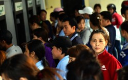 Hết nghẽn lại cạn tiền, người dân đi 3 cây ATM mới rút được tiền