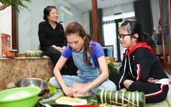 Mỹ Tâm quây quần bên gia đình, trổ tài nấu bánh tét, làm mứt ngày Tết