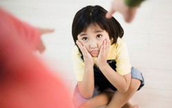 Kể xấu bố mẹ khi nhà có khách