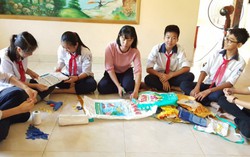 Cô và trò làm túi thân thiện bảo vệ môi trường