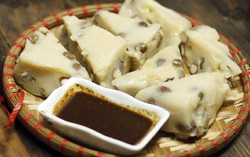 Ngon lành bánh đúc nhân lạc chấm tương