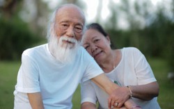 Khoảnh khắc lắng đọng của thầy Văn Như Cương bên vợ và con gái