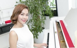 Minh Hằng tạo dáng tinh khôi bên dương cầm
