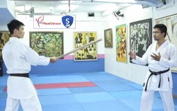 Khi bị tấn công bằng gậy dài, chị em tự vệ thế nào?