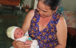 Người mẹ bỏ con còn nhau thai vì sợ chồng đánh