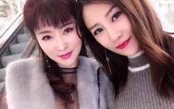 Mẹ 50 tuổi so với con gái như chị em sinh đôi