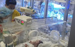 Xúc động giây phút cha gặp con được mẹ ung thư vú nhường sự sống