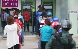 Xếp hàng cả tiếng đồng hồ tại ATM mới rút được tiền tiêu Tết