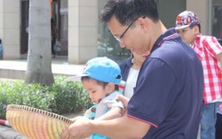 Trẻ em TP.HCM cuốn hút bởi trò chơi dân gian