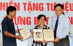 Nguyễn Hoàng Sa tặng kỷ vật cho Hoàng Sa