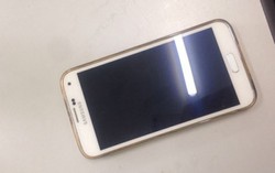 Con trai cướp điện thoại rồi mang về bán cho mẹ với giá rẻ