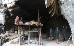 Vợ chồng già sống trong hang đá