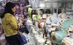 Săn đồ giảm giá 10k, 15k tại chợ gốm Bát Tràng