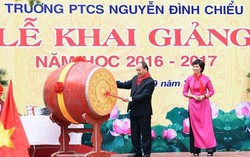 Mẹ nghẹn ngào trước sự thay đổi lớn của con khiếm thị