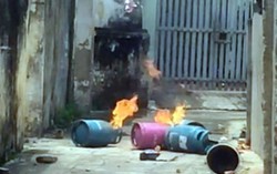 Mâu thuẫn gia đình, con rể mang bình gas đến đốt nhà bố vợ cũ