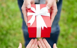 Rủ ông thông gia tặng quà cho vợ